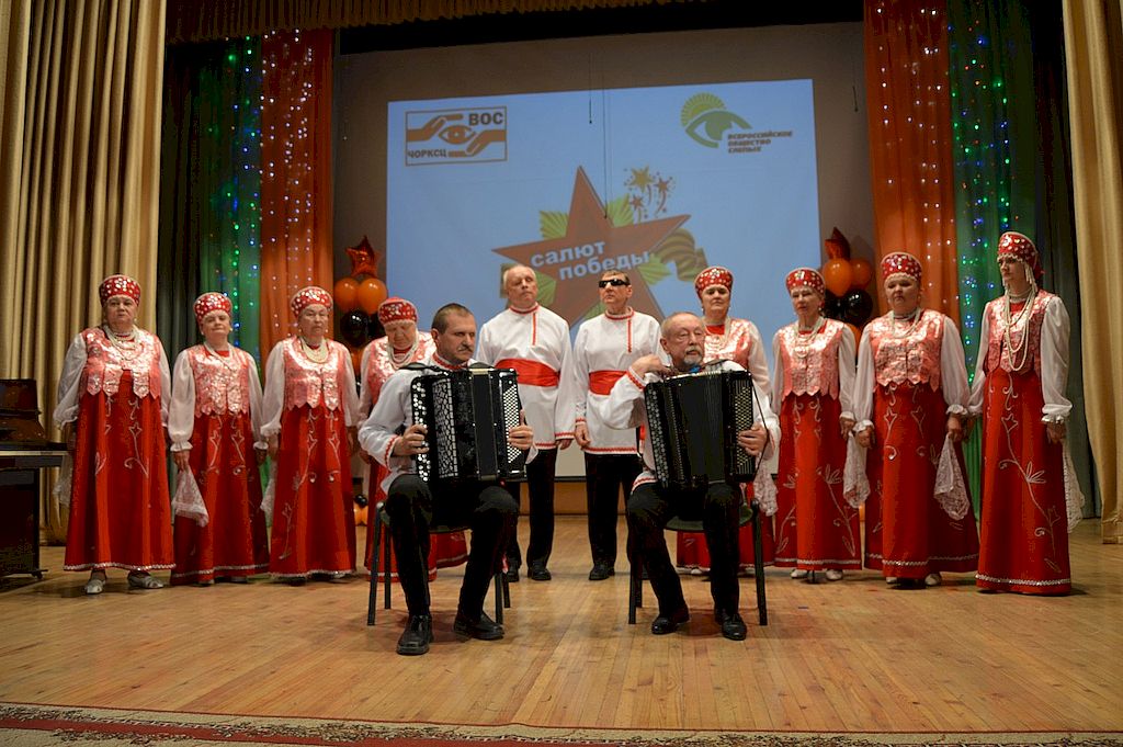 На сцене участники фестиваля в русских народных костюмах.