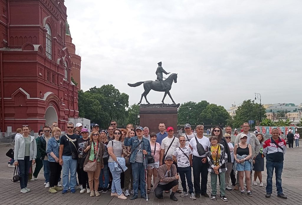 участники экскурсии на Красной площади у памятника Жукову