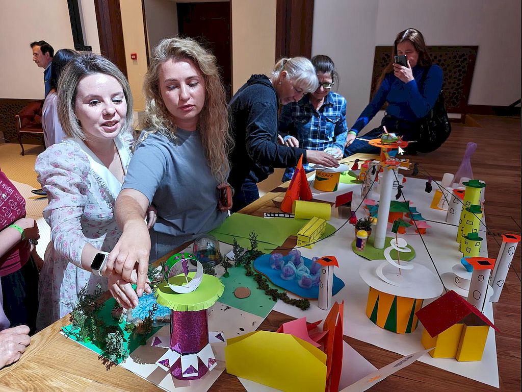 участники мероприятия на одной из станций квеста