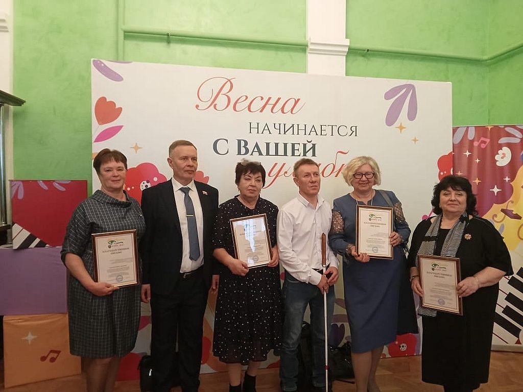 Председатель Курской РО ВОС Р. Ю. Тихонов и награждённые