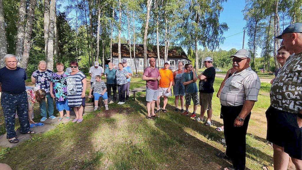 Участники фестиваля на турбазе. Они стоят, разбившись по командам.