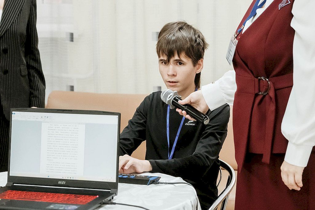 участник выполняет задание с помощью дисплея Брайля