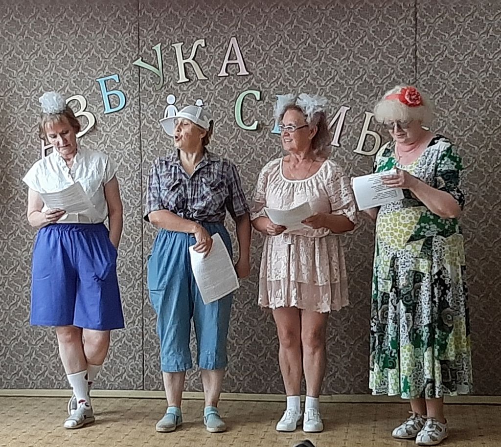 Выступление Шуйской команды. На сцене стоят четыре женщины.