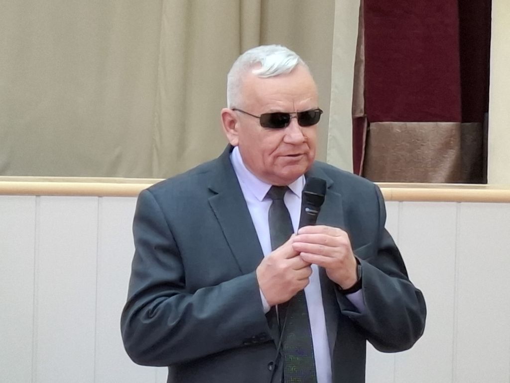 Председатель Белгородской РО ВОС с микрофоном