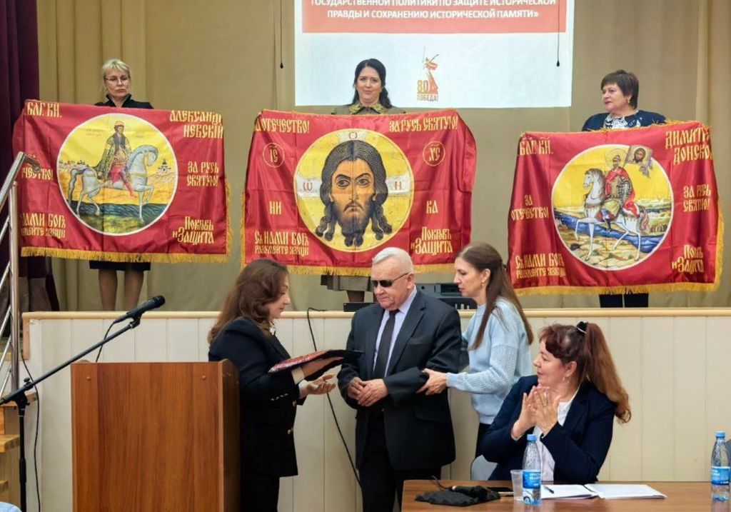 председателю белгородской РО ВОС вручают воинское знамя Александра Невского