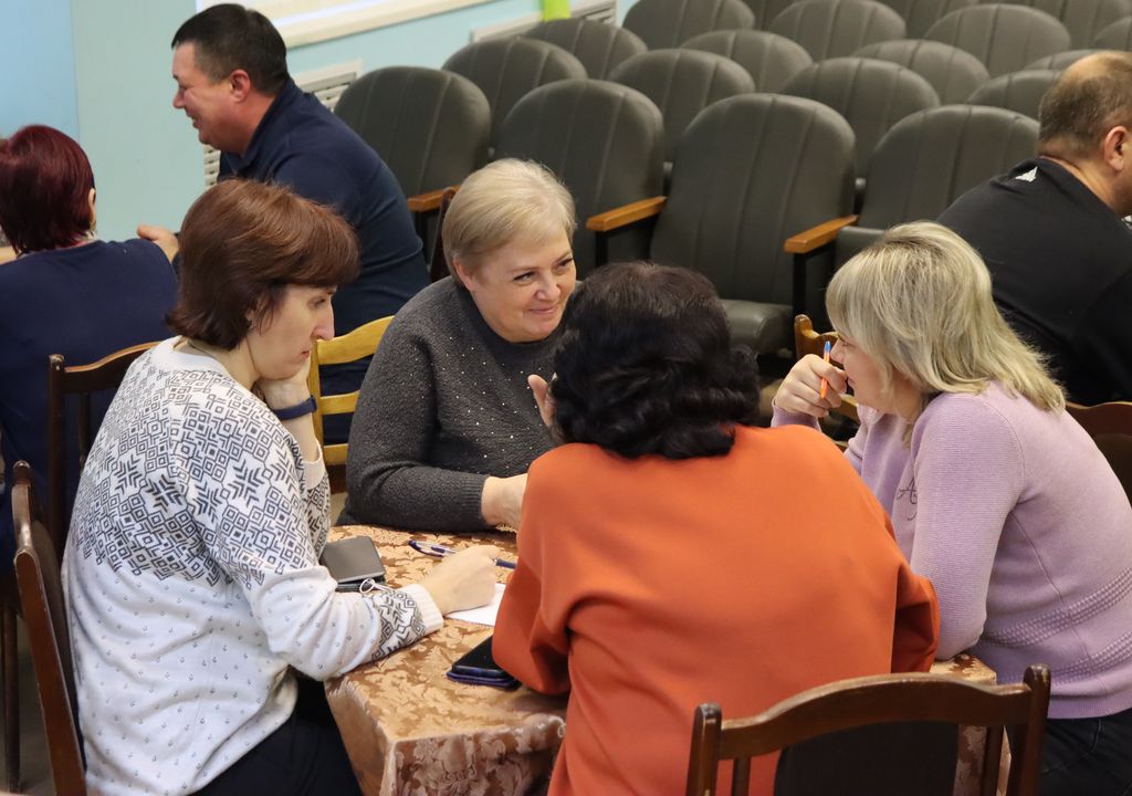 одна из команд за игровым столом