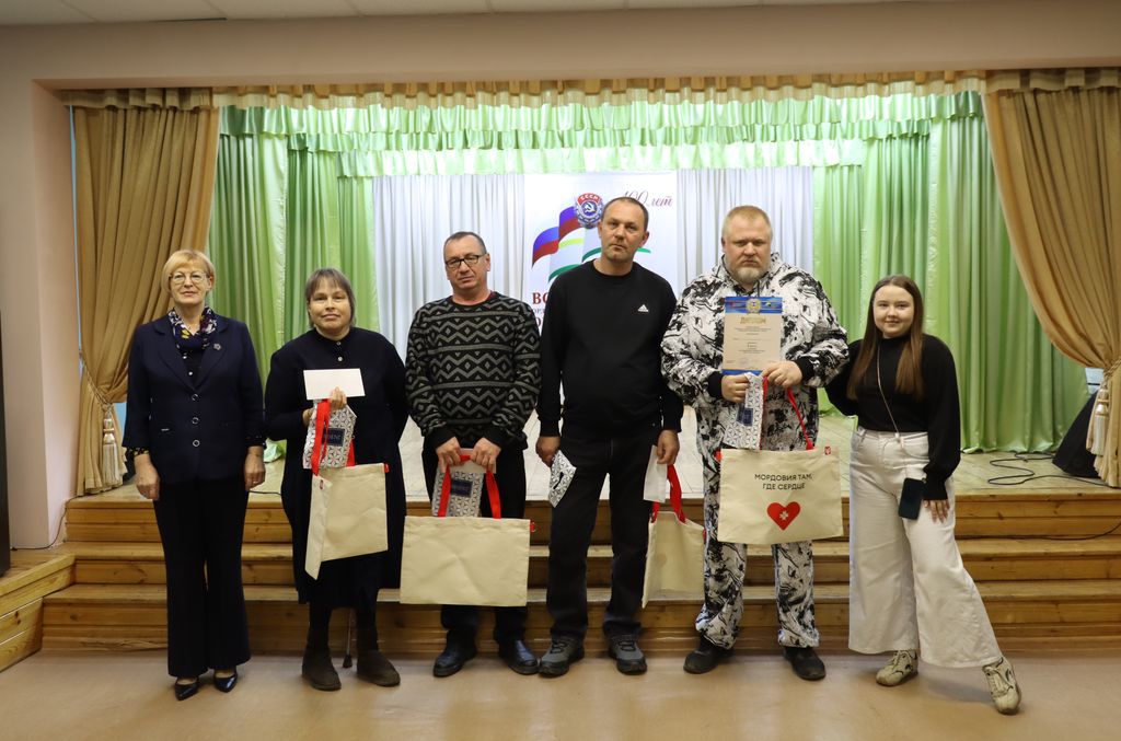 награждение. Одна из команд с дипломом