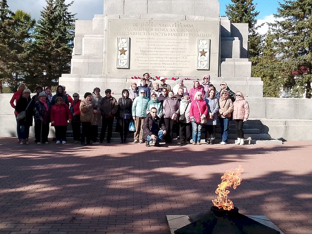 представители организации у Вечного огня