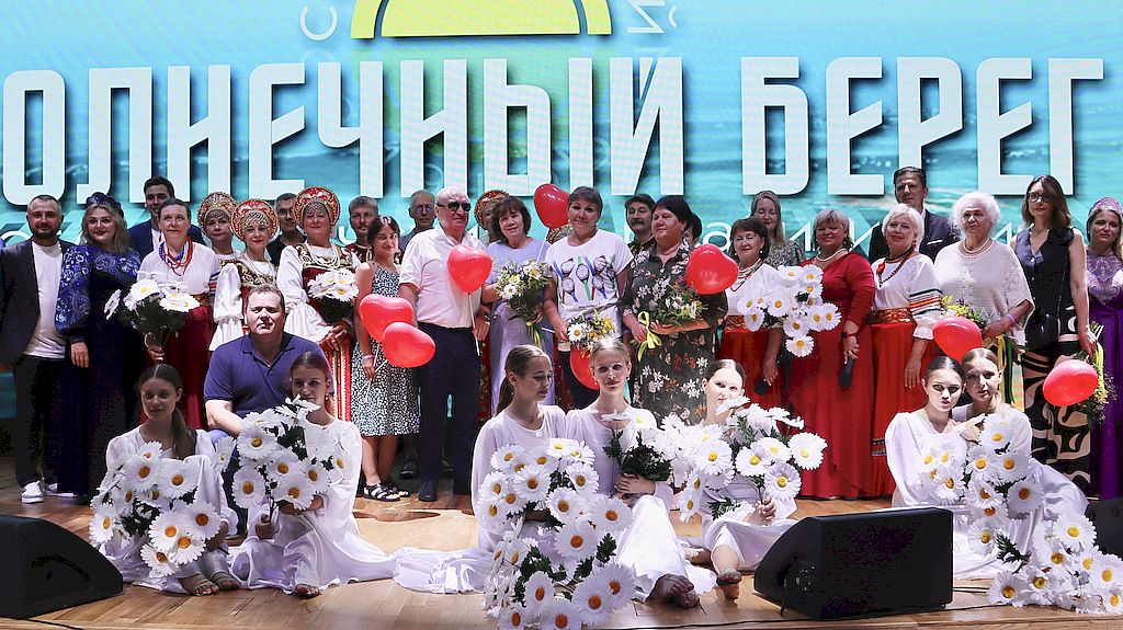 Участники праздничного концерта на сцене вместе с президентом ВОС В. В. Сипкиным и генеральным директором санатория "Солнечный берег" ВОС В. А. Момотом