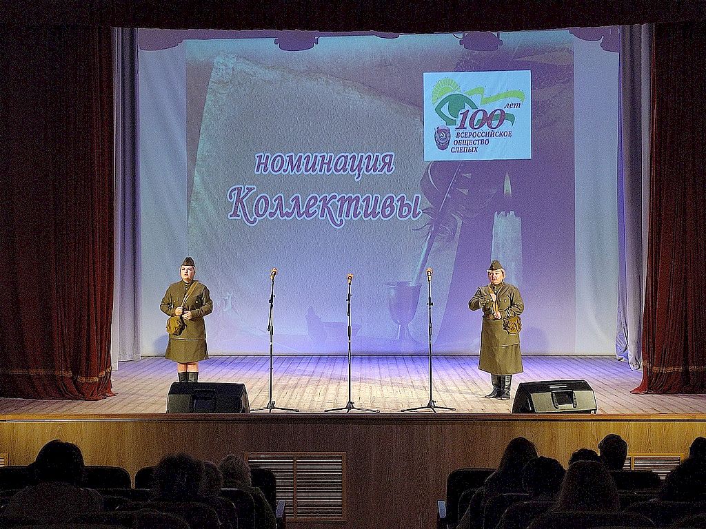 на сцене дуэт участниц