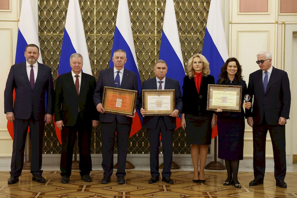 участники награждения с дипломами