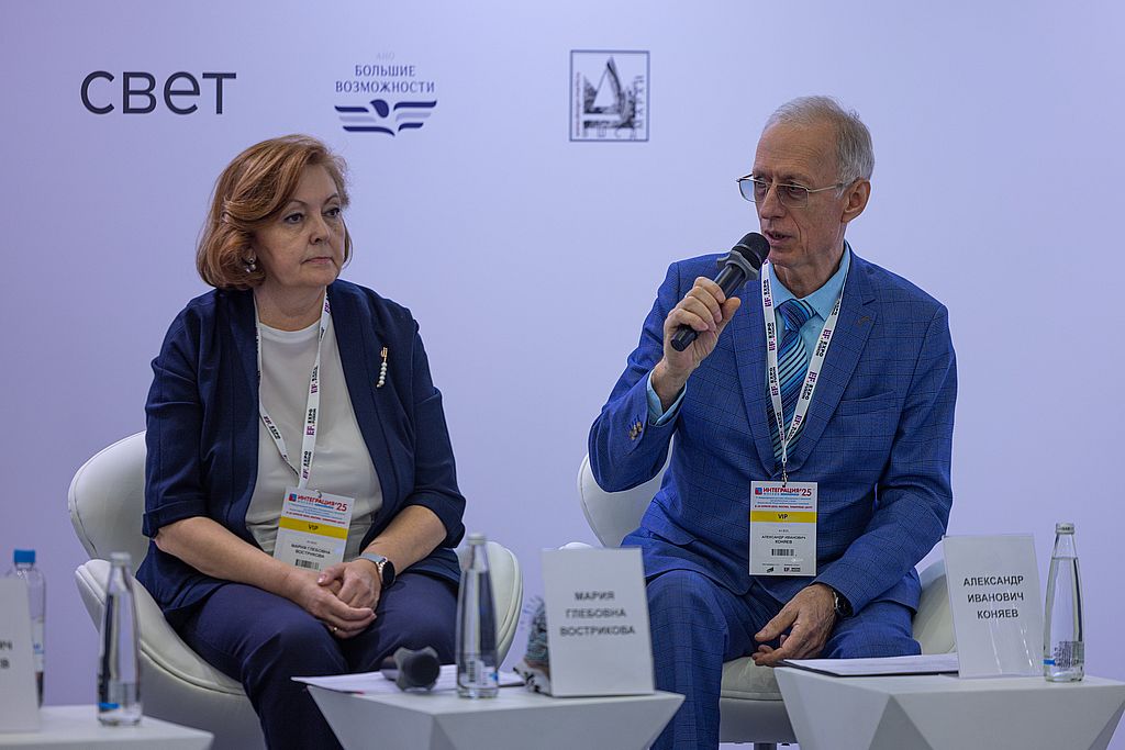 модераторы круглого стола - Александр Коняев и Мария Вострикова