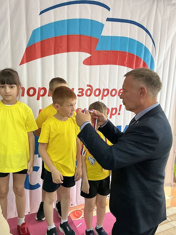 Председатель Курской ООО ВОС Тихонов Р.Ю. награждает победителей
