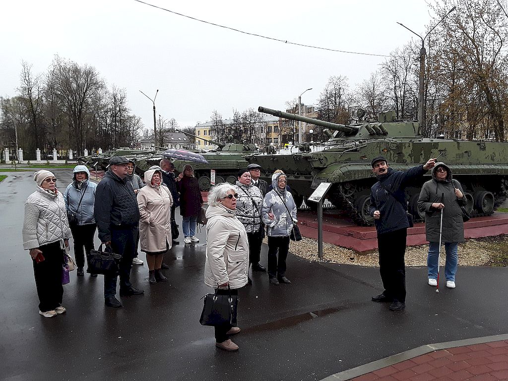 Члены Владимирской РО ВОС в парке "Патриот" осматривают военную технику.