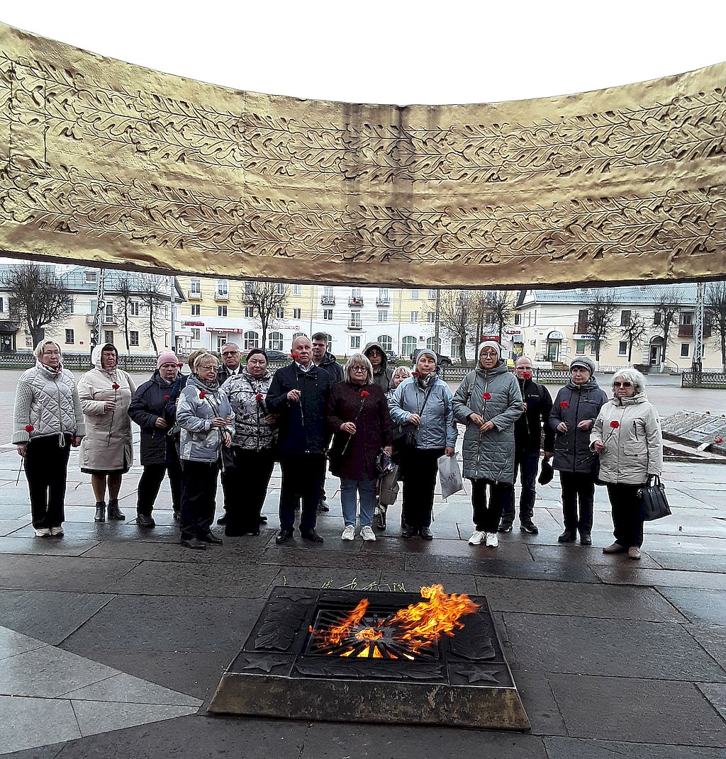 Инвалиды по зрению Владимирской РО ВОС около памятника "Вечный огонь" в городе Ковров