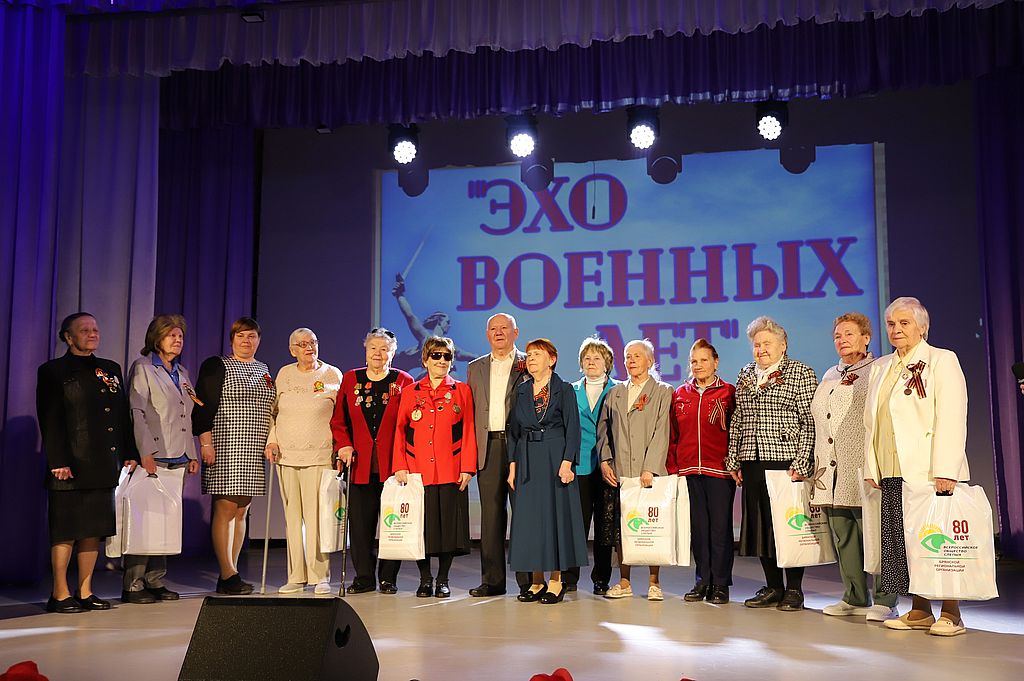 общее фото на сцене