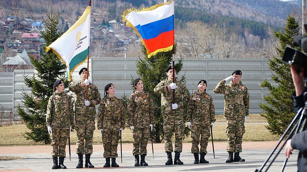 военные с флагами Российской Федерации и Всероссийского общества слепых