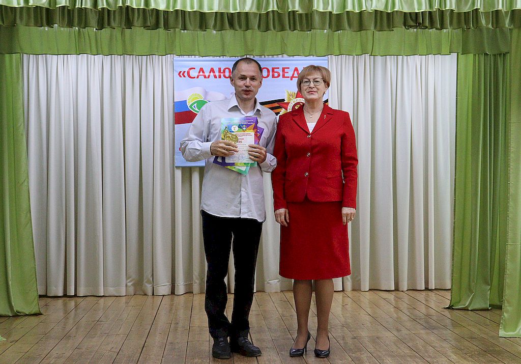 Председатель Мордовской РО ВОС М. И. Пуряева и участник фестиваля с дипломом.