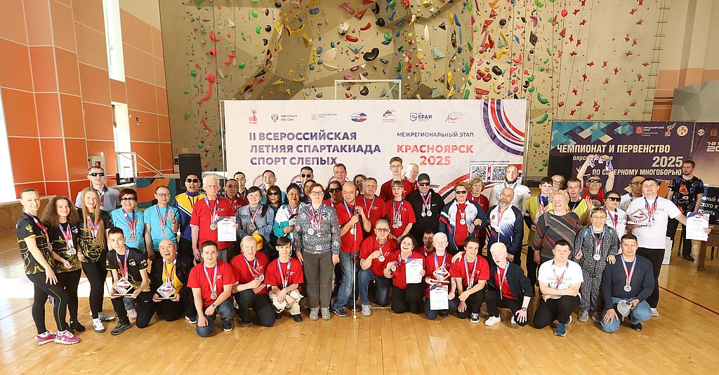 общее фото с грамотами и медалями