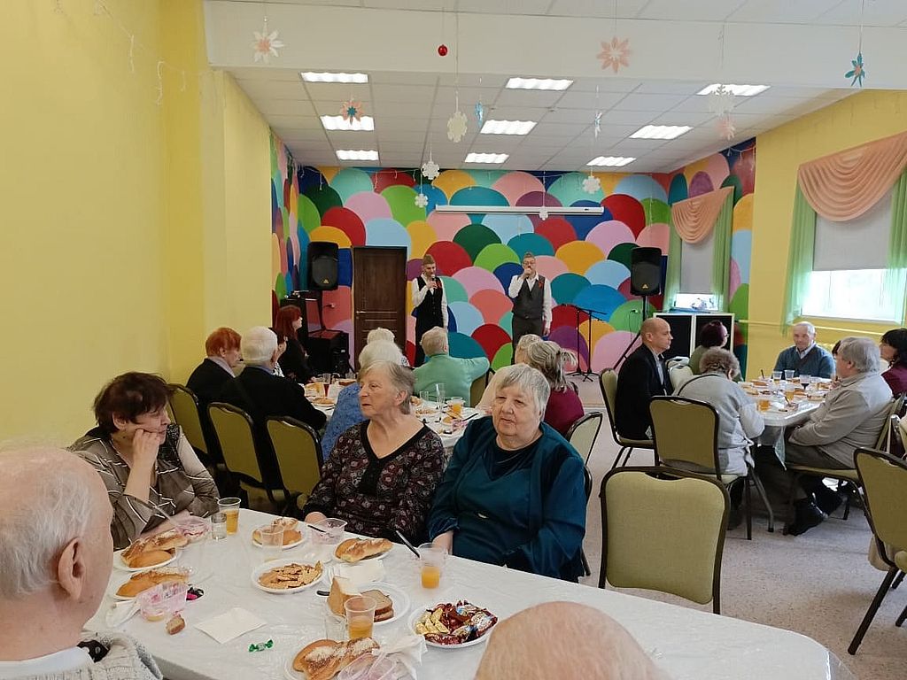 участники мероприятия за праздничным столом
