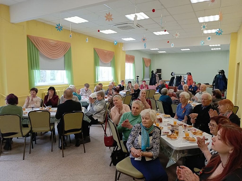 участники мероприятия за праздничным столом