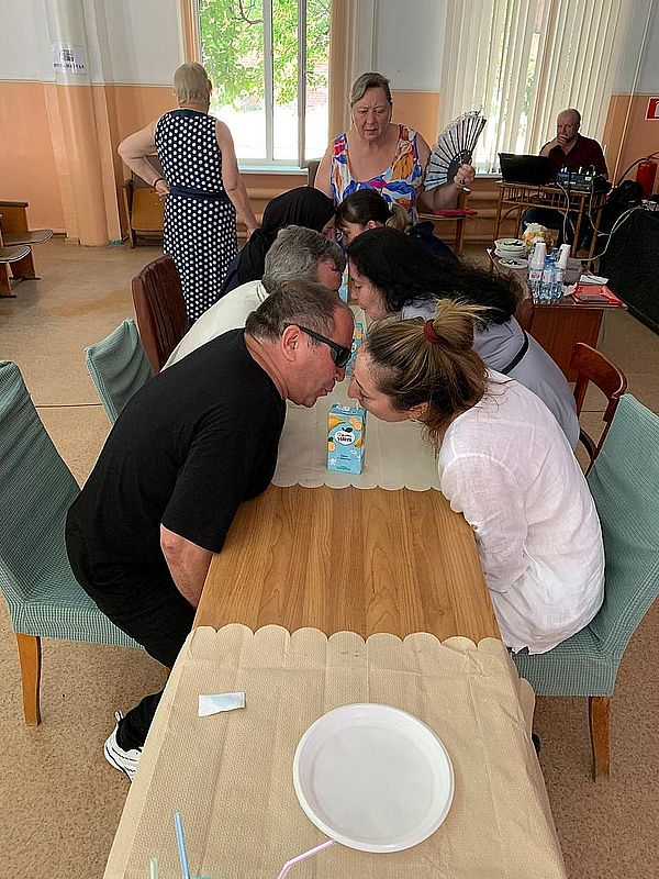 участники конкурса выполняют задание