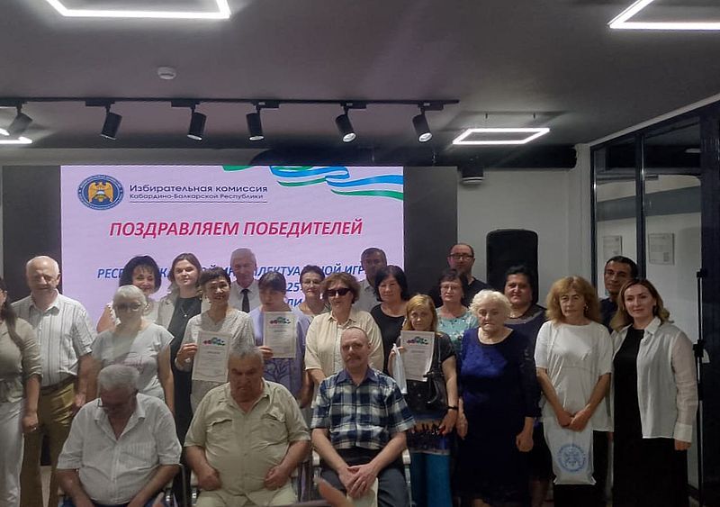 общее фото на фоне баннера с надписью: поздравляем победителей