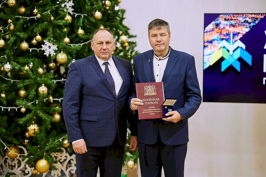 Председатель Ханты-Мансийской РО ВОС П. В. Носов с Почётной грамотой и Знаком Думы Югры