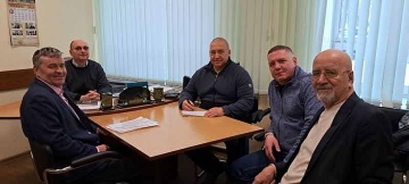 участники встречи за столом