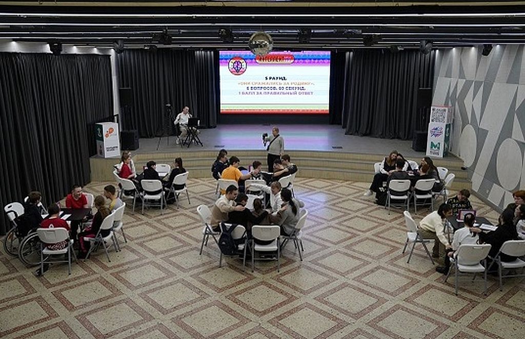 команды сидят за столами