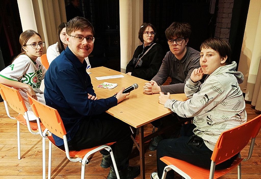 одна из команд за игровым столом