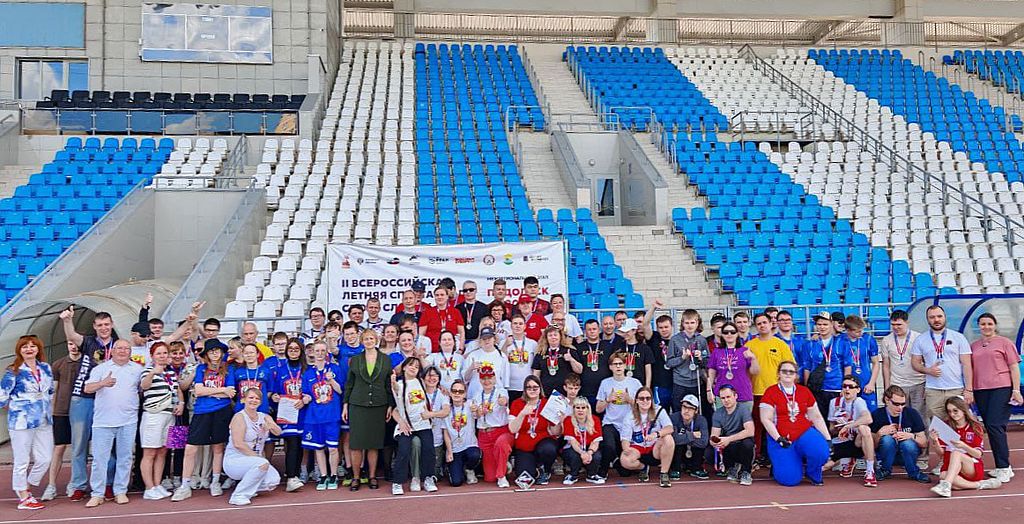 общее фото участников на стадионе