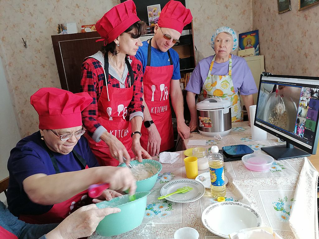участники урока в процессе готовки