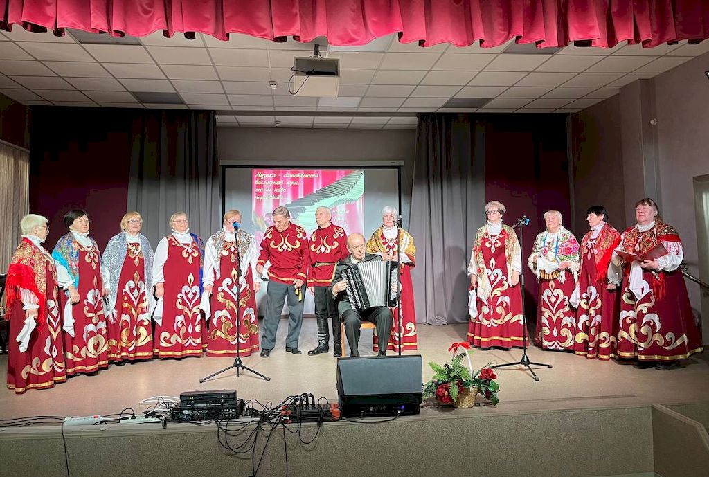 Артисты Омской РО ВОС на сцене Реабилитационного центра