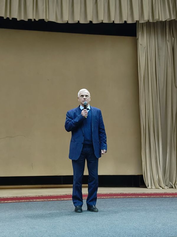 На сцене председатель Татарской РО ВОС Владимир Алексеевич Федорин