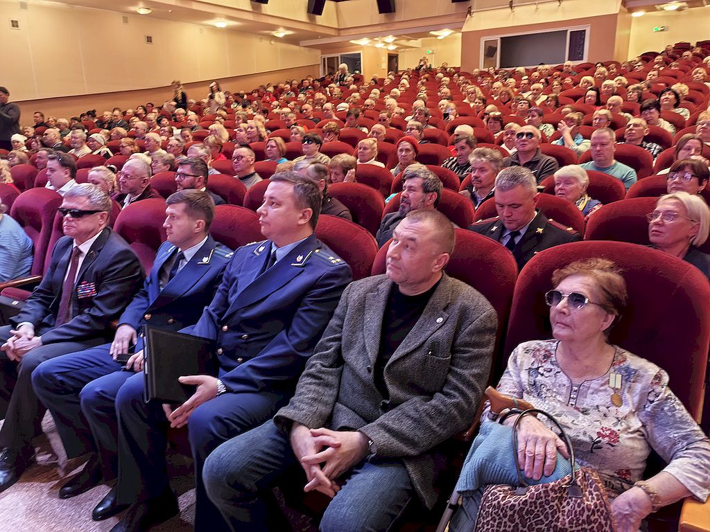 Просторный зал Делового и культурного центра «Костино». Мягкие кресла бордового цвета. Все места заняты участниками мероприятия. На первом ряду – почетные гости (слева направо) член Центрального Правления ВОС, депутат Московской областной Думы Владимир Вшивцев, прокурор отдела по надзору за соблюдением федерального законодательства, прав и свобод гражданина Управления по надзору за исполнением федерального законодательства, советник юстиции Сергей Гончаров в прокурорской форме, Московско-Смоленский транспортный прокурор, старший советник юстиции Сергей Портянов в прокурорской форме, председатель Московского областного отделения Союза писателей России Сергей Антипов в брюках джинсового типа, черной футболке и свободного кроя пиджаке двух оттенков серого с нагрудным знаком Союза писателей.