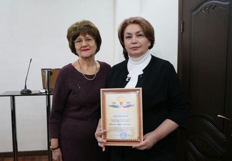 Тамара Майорова и одна из награждённых женщин