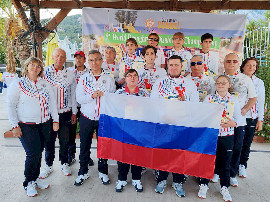 общее фото сборной команды России с флагом нашей страны