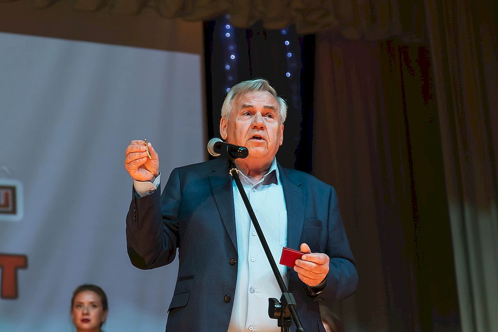 участник мероприятия на сцене