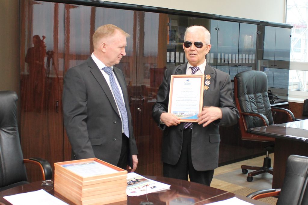Председатель Чувашской РО ВОС Ю. Е. Сергеев принимает сертификат из рук В. Г. Бардюкова