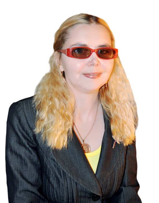 Цветная фотография И. А. Крюковой. Молодая женщина с длинными светлыми волосами, в пиджаке, в затемненных очках.