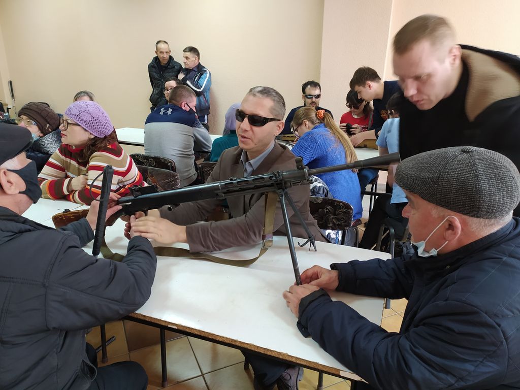Активисты Татарской РО ВОС тактильно знакомятся с образцами оружия