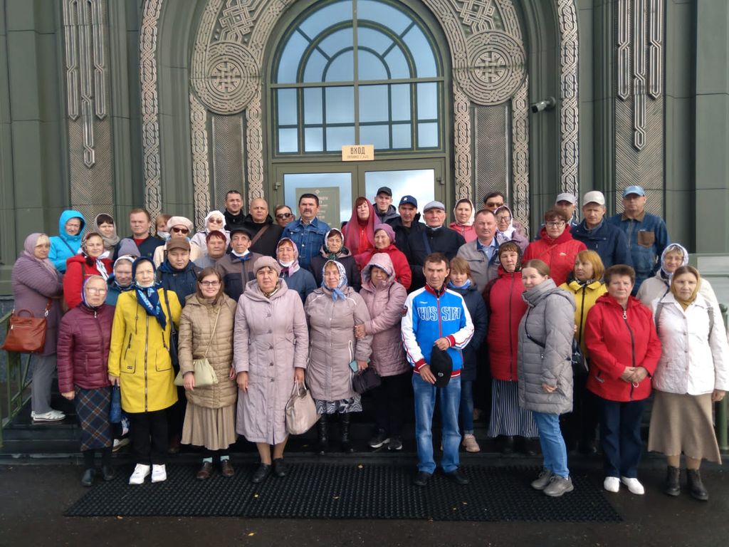 Экскурсионная группа Чувашской РО ВОС у Главного храма Вооружённых сил РФ