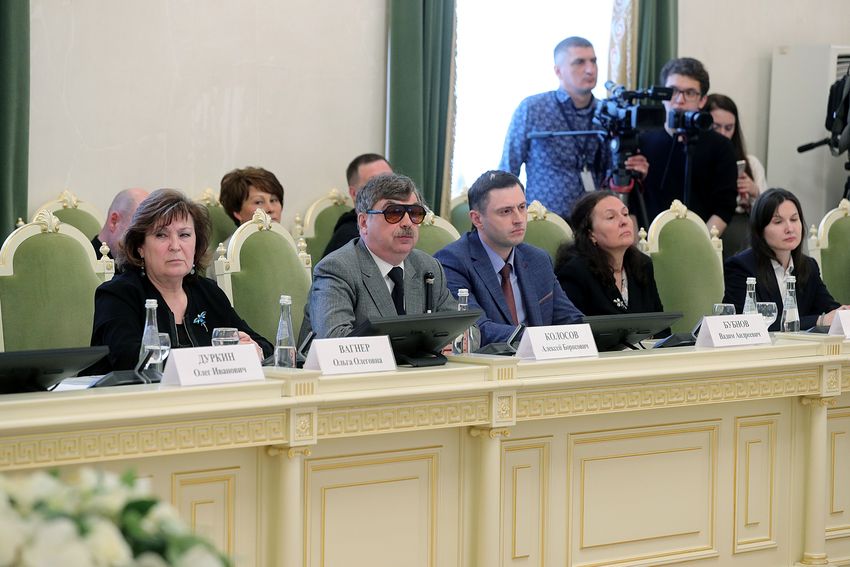 представители общества слепых санкт-петербурга на круглом столе заксобрания