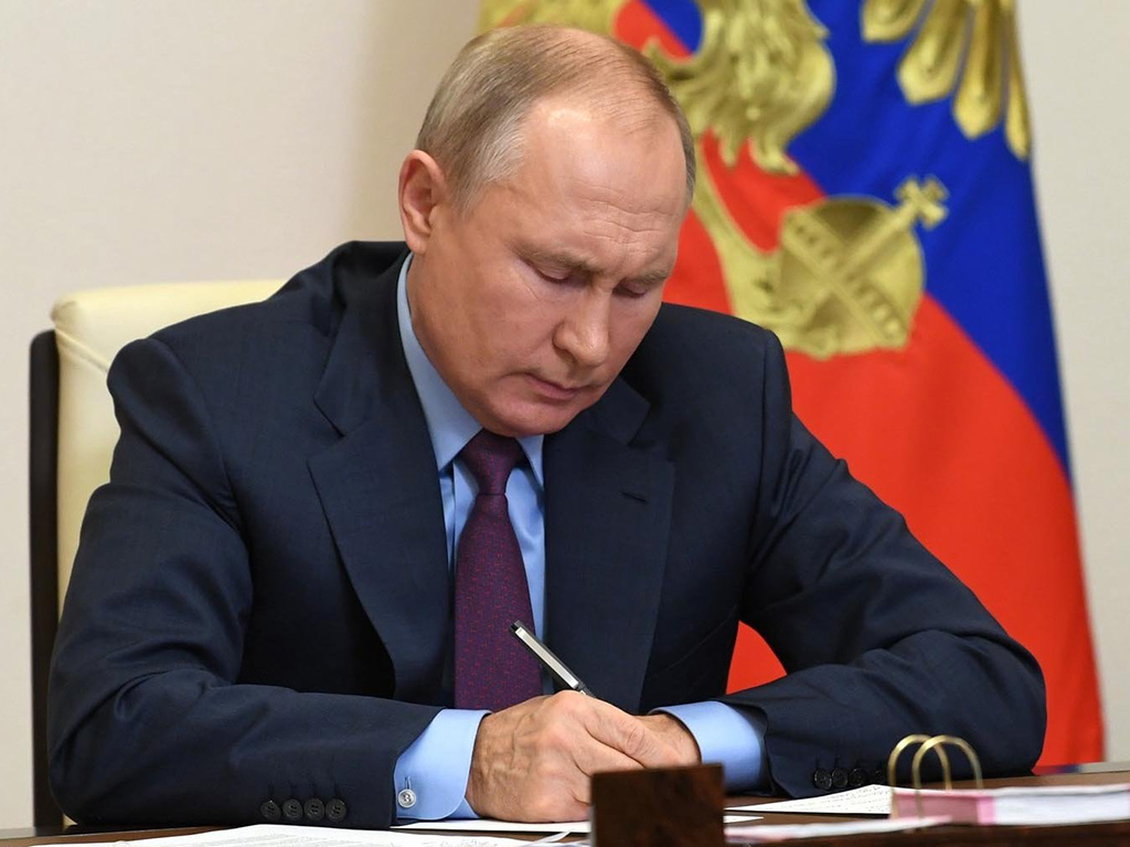 Президент РФ В. В. Путин подписывает закон