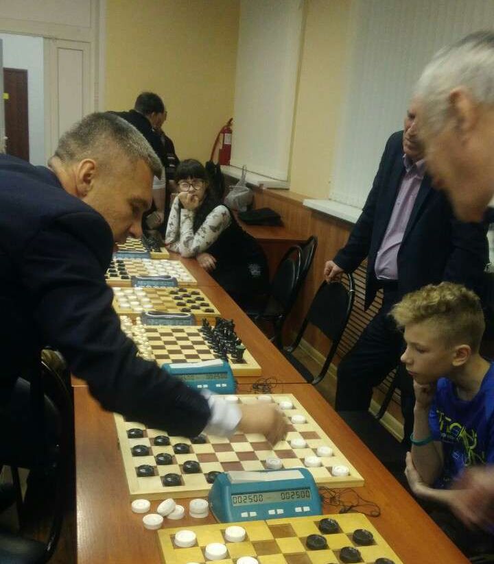 Дмитрий Андреев проводит сеанс одновременной игры с юными шашистами