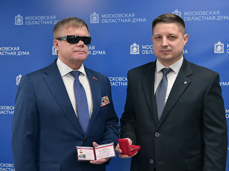 Вручение вице-президенту ВОС В. С. Вшивцеву депутатского мандата
