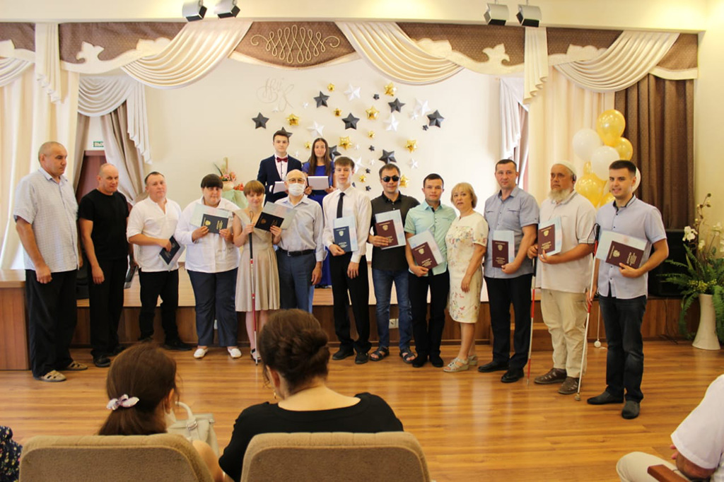 Выпускники колледжа - активисты Татарской РО ВОС на вручении дипломов
