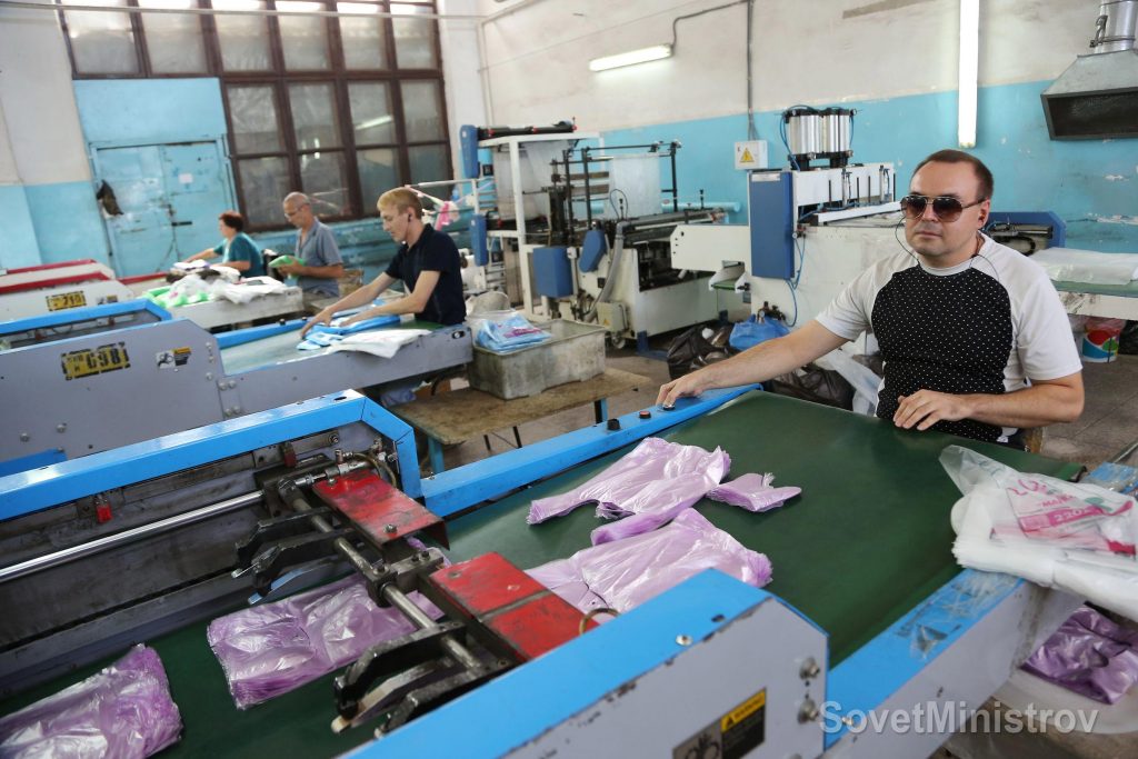 Работники - инвалиды по зрению на Симферопольском предприятии ВОС «Крымпласт»
