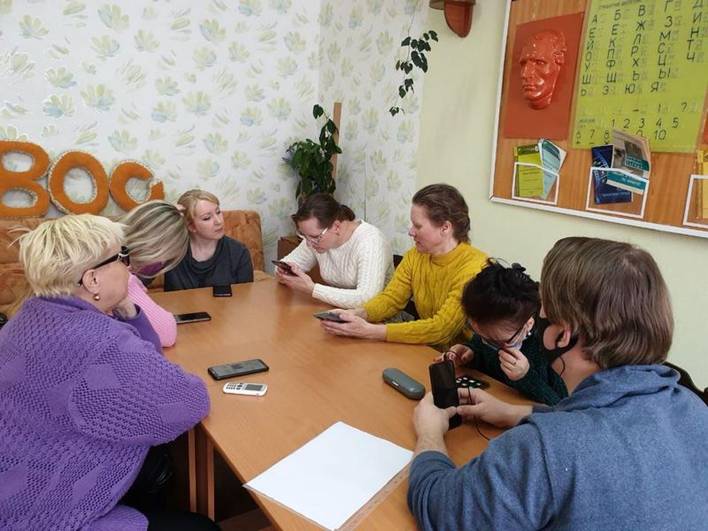 Инвалиды по зрению Приморской РО ВОС учаться пользоваться смартфонами